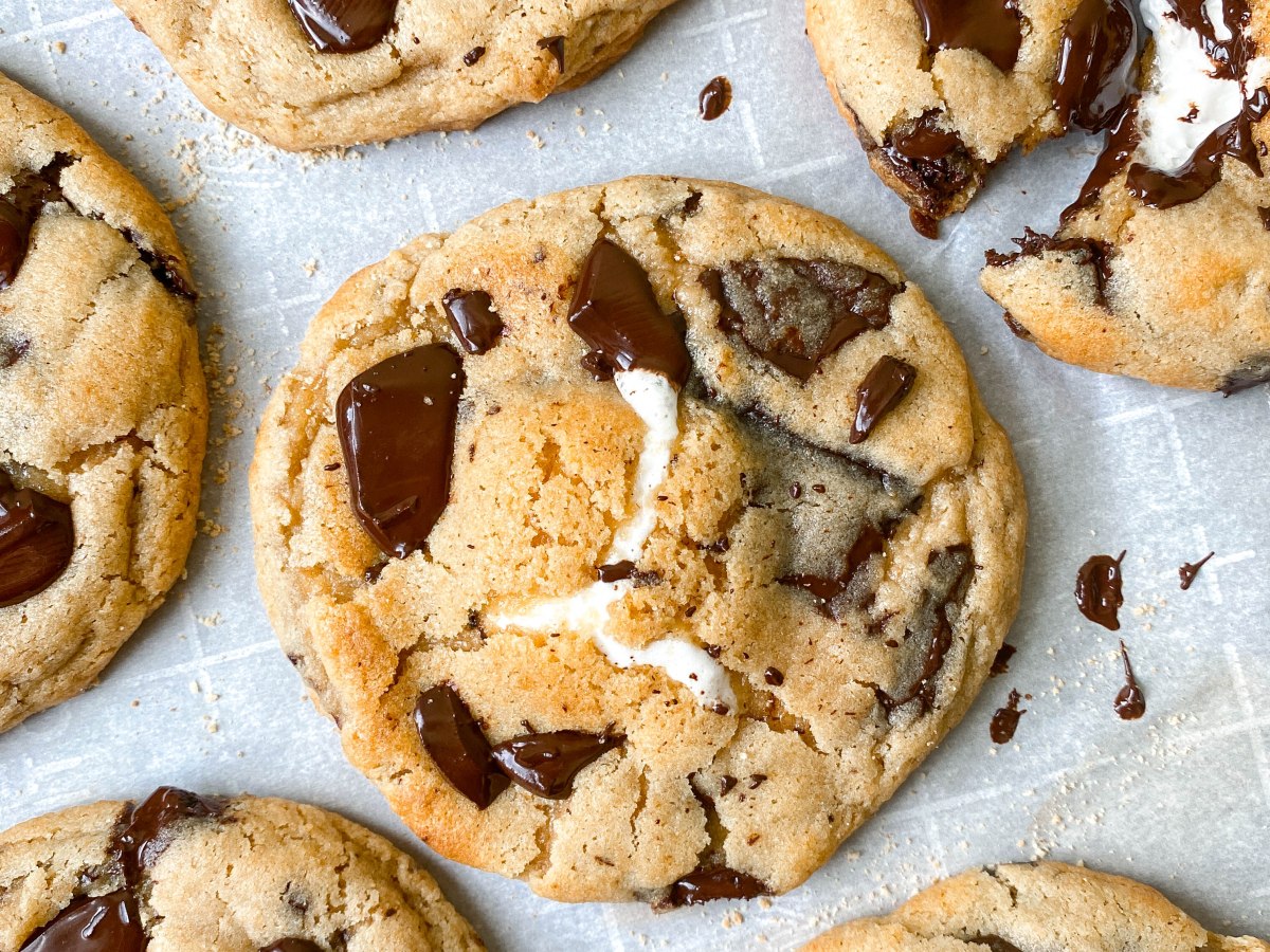 Soft and Gooey S’mores Stuffed&nbsp;Cookies