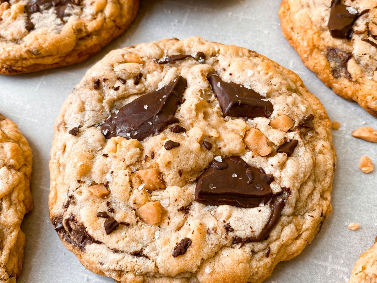 Salted Toffee and Dark Chocolate Chunk Oatmeal&nbsp;Cookies