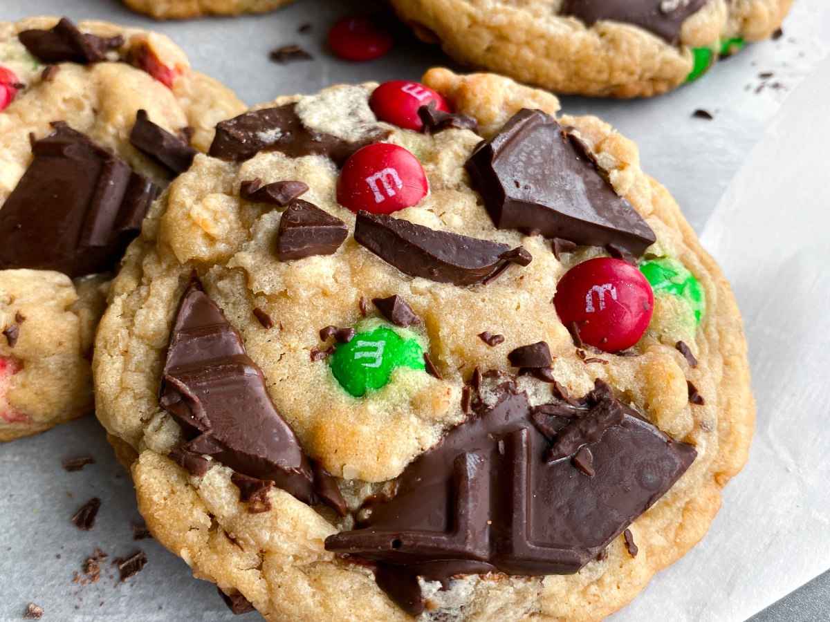 Soft Dark Chocolate Chunk Oatmeal Holiday&nbsp;Cookies